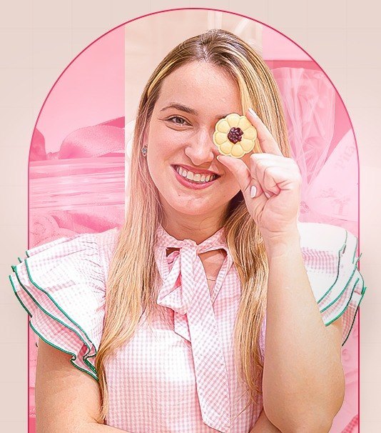 Mari Molina segurando uma tigela de sequilhos